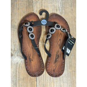 Flip flops. Nicole’s boutique size 6/7